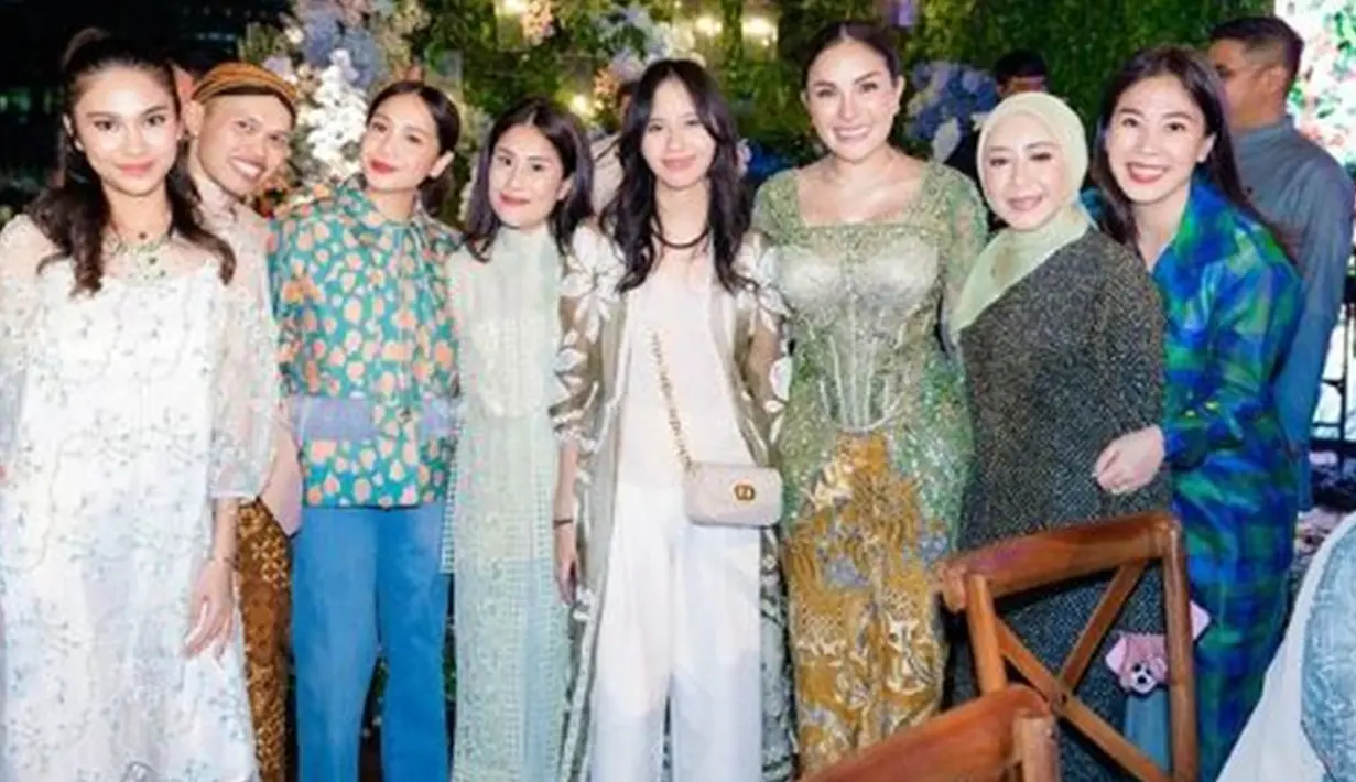 Nikita Mirzani tampak berfoto dengan sejumlah artis yang hadir di acara tersebut. Termasuk satu frame dengan Azizah Salsha. Seperti diketahui, keduanya sempat ramai di media sosial karena Nikita membela Azizah dari dugaan perselingkuhan yang dibongkar Rachel Vennya. (Liputan6.com/IG/@nikitamirzanimawardi_172)