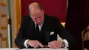 Pangeran William menandatangani sumpah untuk menegakkan keamanan Gereja di Skotlandia saat upacara proklamasi Raja Charles III bersama Dewan Aksesi di Istana St. James, London, Inggris, Sabtu (10/9/2022). Pangeran William merupakan penerus takhta yang akan menjadi raja Britania Raya selanjutnya. (Victoria Jones/Pool Photo via AP)