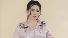 Kemeja juga bisa jadi andalan saat ingin bergaya lebih formal. Pilihan kemeja dengan bordir disertai aksen obi pada pinggang, menampilkan gaya yang lebih chic. (Foto: Instagram/ Via Vallen)