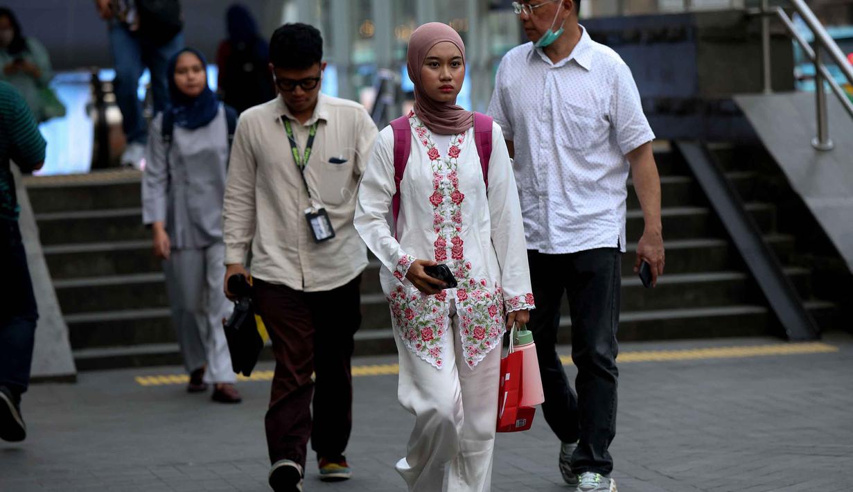 Raden Ajeng Kartini menekankan pentingnya pendidikan untuk kemandirian perempuan. Tampak dalam foto, salah satu perempuan mengenakan kebaya saat melintas di sekitar kawasan Bundaran Hotel Indonesia, Jakarta, Selasa (21/4/2026). (Kapanlagi.com/Budy Santoso)