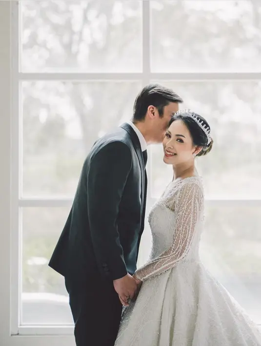 Kali ini, Lady Nayoan tampil memesona dalam balutan gaun pengantin berwarna putih dari @wusisters.collection yang memiliki detail see-through dan payet berkilauan. [@ladynayoan]