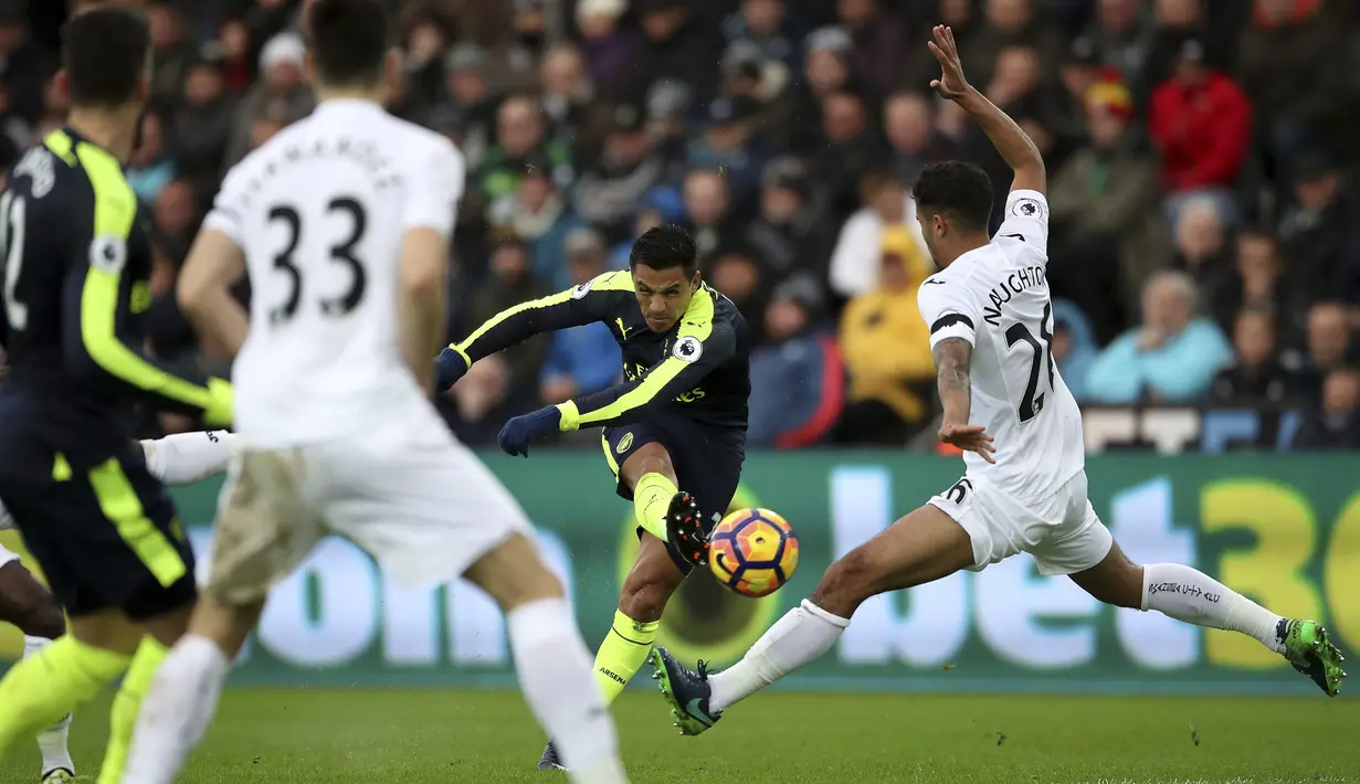 Bintang Arsenal, Alexis Sanchez (tengah) menempel ketat Ibrahimovic dalam perebutan Golden Boot Premier League dengan kolesi 14 gol hingga pekan ke-21.  (Nick Potts/PA via AP)