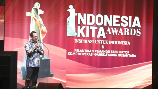 Mendagri Tito Karnavian Raig Penghargaan Distinguished Leadership in Home Affairs di Ajang Indonesia Kita Awards