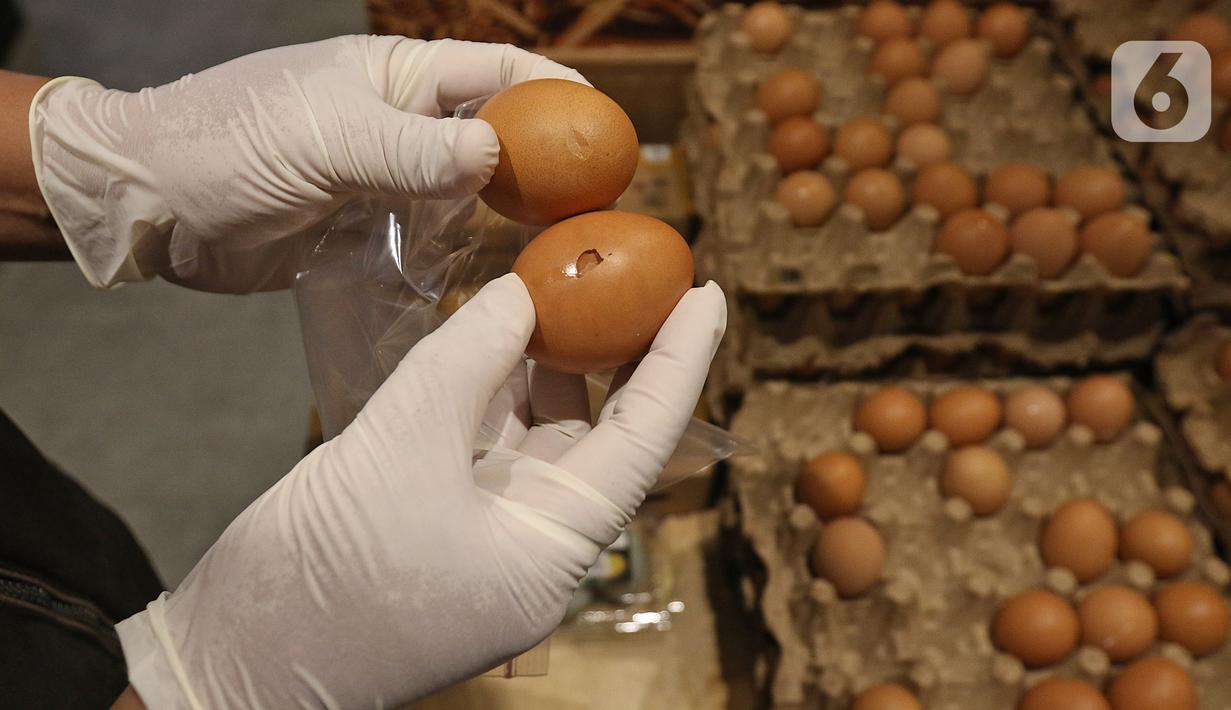 Petugas lab dari Dinas KPKP Provinsi DKI Jakarta mengecek telur di Swalayan Gelael, Pancoran, Jakarta, Senin (21/12/2020).  untuk hasil perikanan ikan, udang, cumi dan olahannya serta produk hasil peternak yakni daging sapi, daging ayam, jeroan, dan hasil olahannya. (Liputan6.com/Herman Zakharia)