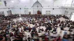 Mereka membaca Al-Quran dengan formasi melingkar yang menjadi bagian dari rutinitas selama bulan suci Ramadan. Tampak dalam foto, para siswa atau santri berjalan keluar dari masjid setelah shalat Zuhur selama bulan suci Ramadan 1447 Hijriah di Pondok Pesantren Ar-Raudlatul Hasanah di Medan, Sumatera Utara, Sabtu 21 Februari 2026. (AP Photo/Binsar Bakkara)