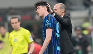 Pelatih AC Milan Massimiliano Allegri (kanan) menyentuh kepala pemain Inter Milan Alessandro Bastoni saat laga Serie A/Liga Italia antara AC Milan vs Inter Milan di Milan, Italia, Minggu, 8 Maret 2026. (AP Photo/Luca Bruno)