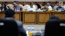 Mendagri Tjahjo Kumolo bersama Menteri Hukum dan HAM Yasonna Laoly menghadiri Rapat Kerja pembahasan RUU Pemilu di Kompleks Parlemen MPR/DPR-DPD, Senayan, Jakarta, Kamis (13/7). (Liputan6.com/Johan Tallo)