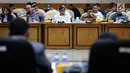 Mendagri Tjahjo Kumolo bersama Menteri Hukum dan HAM Yasonna Laoly menghadiri Rapat Kerja pembahasan RUU Pemilu di Kompleks Parlemen MPR/DPR-DPD, Senayan, Jakarta, Kamis (13/7). (Liputan6.com/Johan Tallo)