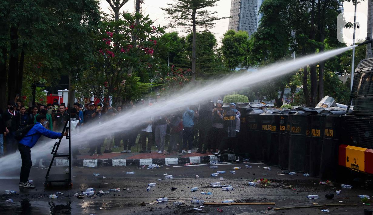 Selain Gerbang Pancasila, massa pengunjuk rasa juga menjebol pagar depan Kompleks Parlemen. (Liputan6.com/Herman Zakharia)