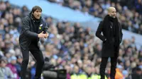 Ekspresi pelatih Chelsea, Antonio Conte dan pelatih Manchester City, Josep Guardiola saat memimpin timnya pada lanjutan Premier League di Etihad Stadium, Manchester, (04/03/2018). Manchester City menang 1-0. (AP/Rui Vieira)