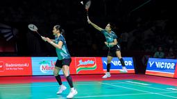 Pebulu tangkis ganda putri Indonesia, Amallia Cahaya Pratiwi/Siti Fadia Silva Ramadhanti berusaha mengembalikan kok ke arah pasangan Korea Selatan, Baek Ha Na/Lee So Hee dalam laga 32 besar Indonesia Open 2026 di Istora, Kompleks Stadion Utama Gelora Bung Karno (SUGBK), Senayan, Jakarta, Rabu (03/06/2026). (Bola.com/Bagaskara Lazuardi)