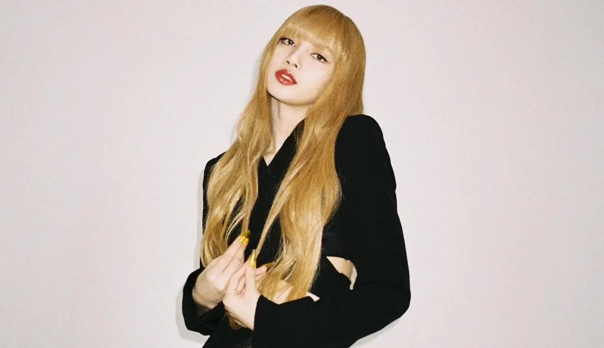 Wanita kelahiran 27 Maret 1997 ini juga terbilang aktif di media sosial. Ia pun kerap mengunggah gaya OOTD pada akun Instagram pribadinya. (Liputan6.com/IG/@lalalalisa_m)