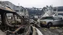 Serangan udara terbaru Rusia juga menyebabkan listrik dan air di ibu kota Kyiv, Ukraina, serta kota Dnipro dan Odesa tak bisa diakses. Tampak dalam foto, warga setempat memeriksa mobil-mobil yang rusak di Odesa pada Jumat 13 Februari 2026. (Oleksandr GIMANOV/AFP)