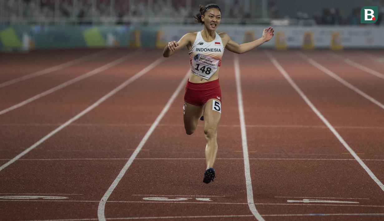 Pelari Indonesia, Ulfa Silviana, saat tampil pada Invitation Tournament Asian Games 2018 cabang atletik nomor 200 m di SUGBK, Jakarta, Selasa (13/2/2018). Meski kalah dirinya memecahkan rekor pribadi dengan 24,86 detik. (Bola.com/Vitalis Yogi Trisna)