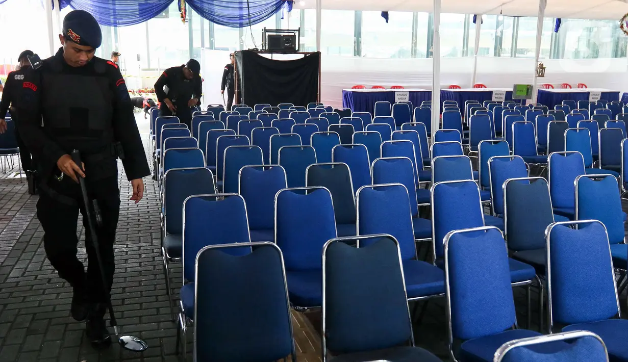 Polisi mengerahkan 150 personel untuk mengamankan malam Natal di Gereja Katedral, Jakarta Pusat. (Liputan6.com/Herman Zakharia)