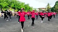 Para Mami-mami gaul di Bengkulu yang tergabung dalam komunitas Jogging Mommy secara rutin melakukan olahraga di akhir pekan. (Liputan6.com/Yuliardi Hardjo)