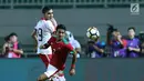 Pemain belakang Indonesia U-23, I Putu Gede Juni Antara (kanan) berebut bola dengan gelandang Bahrain, Abbas Alasfoor pada laga PSSI Anniversary 2018 di Stadion Pakansari, Kab Bogor, Jumat (27/4). Indonesia kalah 0-1. (Liputan6.com/Helmi Fithriansyah)