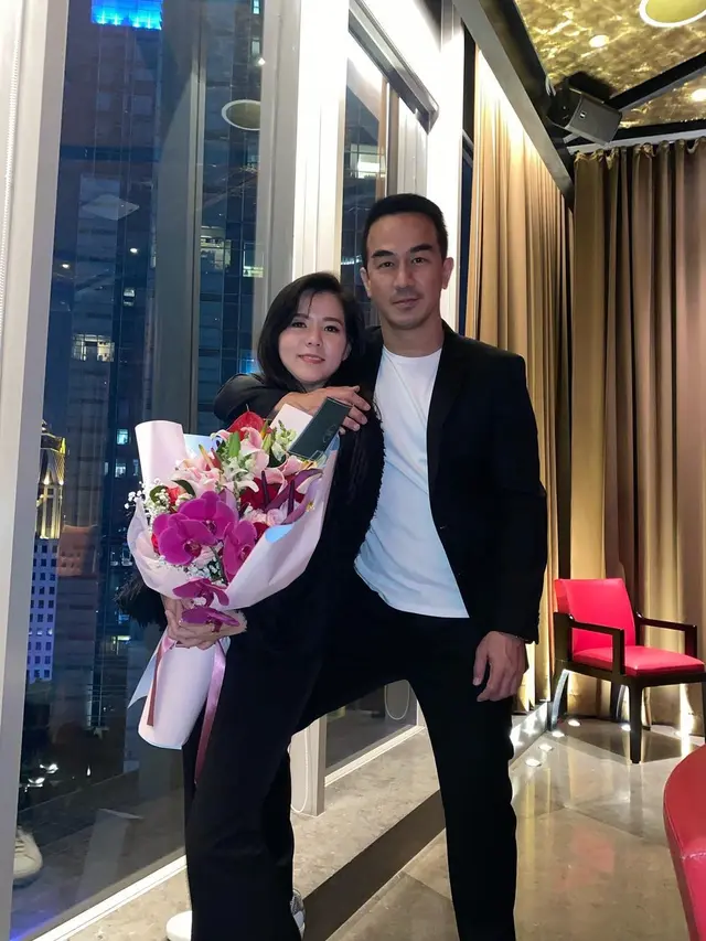 Rayakan Ultah Pernikahan ke-17, Ini 6 Potret Romantis Joe Taslim dan Istri