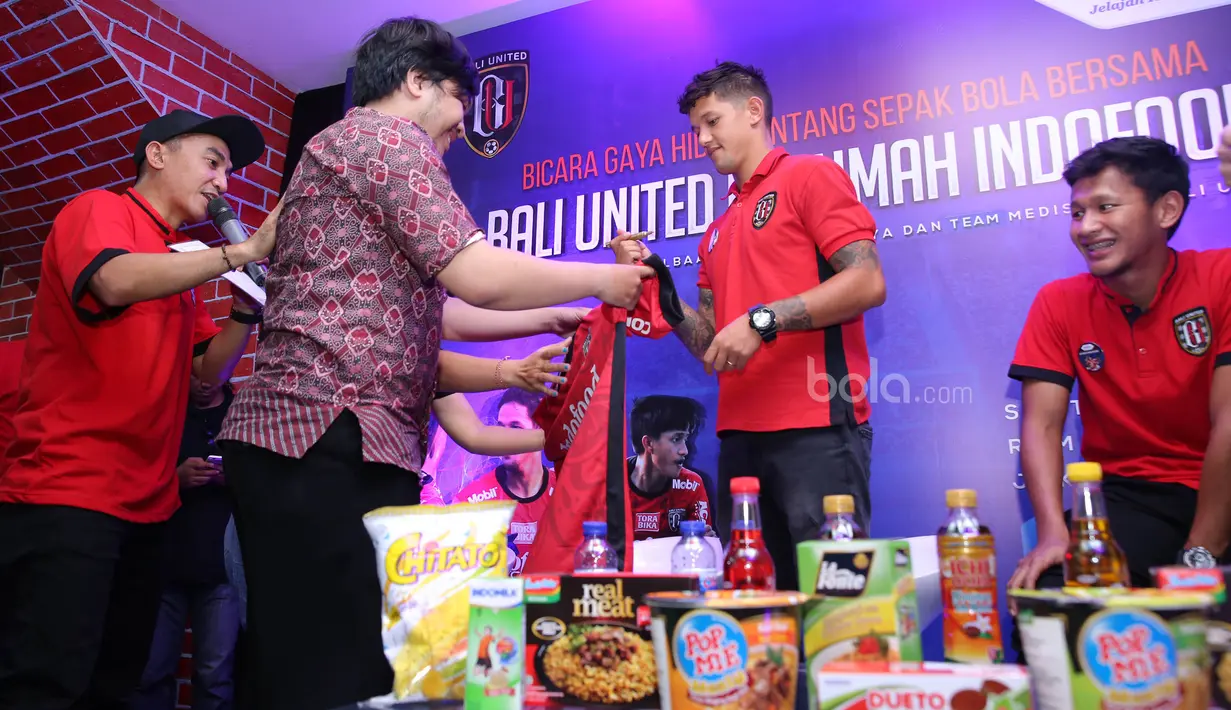 Pemain Bali United, Irfan Bachdim, menghadiri acara Meet and Greet bertema “Bicara Gaya Hidup Bintang Sepakbola Bersama Bali United di Rumah Indofood” di Jakarta Fair, Selasa (11/7/2017). (Dokumentasi Penyelenggara)