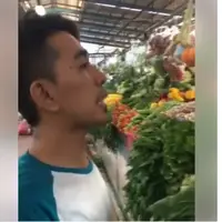 Video tukang sayur yang jualan pakai bahasa Inggris ini sudah ditonton lebih dari 180 ribu kali. (Foto: Facebook)