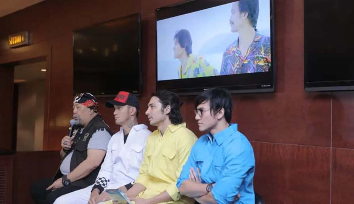 "Tiket presale aendiri tersedia di seluruh bioskop tanah air mulai 21 hingga 30 Agustus 2017. Di DVD, ada behind the scene khusus pembeli tiket presale aja," timpal Abimana. (Nurwahyunan/Bintang.com)