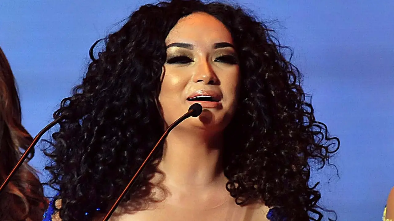 Bergaya Mirip Rihanna, Zaskia Gotik Terlihat Eksotis