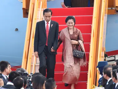 Presiden RI Joko Widodo dan istri Iriana Jokowi tiba di Bandara Internasional Vietnam menjelang KTT Kerjasama Ekonomi Asia Pasifik (APEC) di kota Danang, Vietnam, (10/11). (AFP PHOTO / Kamu Aung Thu)