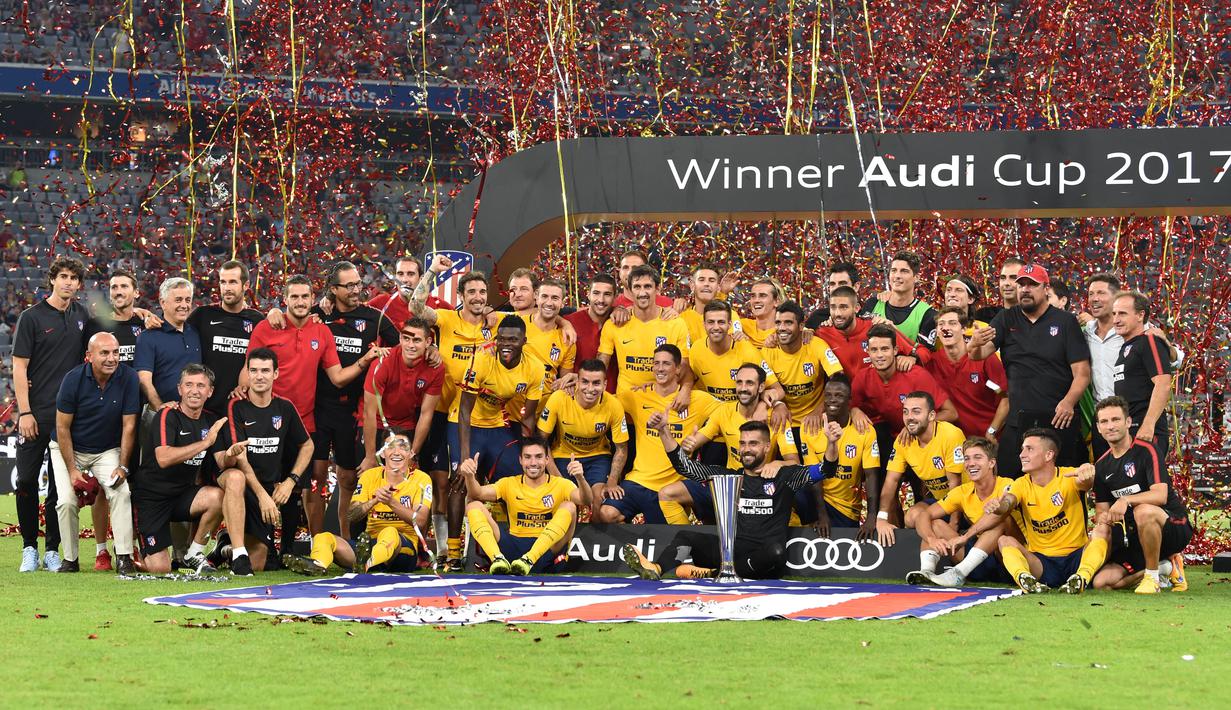 Pemain Atletico Madrid melakukan selebrasi usai berhasil menjuarai Audi Cup 2017 dengan mengalahkan Liverpool di Stadion Allianz, Munchen, Rabu (2/8/2017). Atletico Madrid menang 5-4 atas Liverpool melalui babak adu penalti. (AFP/Christof Stache)