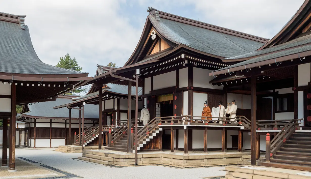 Suasana saat Kaisar Jepang Akihito bersiap untuk melakukan ritual di Istana Kekaisaran, Tokyo, Jepang, Selasa (12/3). Kaisar Akihito akan turun takhta pada 30 April 2019. (Imperial Household Agency of Japan via AP)