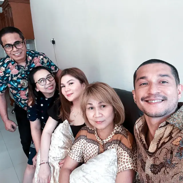 6 Momen Miller Khan Lamar Kekasih Secara Resmi, Datangi Rumah Calon Mertua