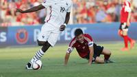 Gelandang Timnas Prancis, Paul Pogba (kiri) saat berusaha melewati adangan pemain Albania, Ledia Memushaj, pada pertandingan persahabatan internasional di Elbasan (13/6/2015). Pogba optimis dengan komposisi pemain muda Les Bleus menuju Euro 2016. (EPA/Arm