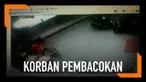 Seorang mahasiswa di Bandung, Jawa Barat jadi korban pembacokan salah sasaran. Momen kejadian yang terjadi di sebuah minimarket tersebut terekam kamera CCTV.