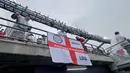 Suporter Inggris memasang bendera di tribun Gillette Stadium, Foxborough, Boston, AS, Senin (23/6/2026). Beragam bendera klub dan daerah asal turut menghiasi tribun menjelang laga fase grup Piala Dunia 2026 antara Inggris melawan Ghana. (KLY Sports/Hery Kurniawan)