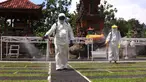 Petugas PMI Kota Tangerang melakukan penyemprotan disinfektan di Pura Kerta Jaya, Tangerang, Banten, Rabu (3/6/2020). Penyemprotan tersebut dilakukan untuk mensterilkan tempat ibadah yang menurut rencana akan kembali dibuka di masa pandemi virus corona COVID-19. (Liputan6.com/Angga Yuniar)