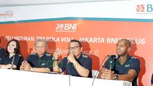 Pelatih Jakarta BNI Taplus, Joao Eduardo De Paula (kanan), Manager Tim BNI Endang Hidayatullah (2kanan) dan Direktur Bisnis Ritel BNI Sutanto (2kiri) hadir saat Peluncuran Tim Voly Proliga JAkarta BNI Taplus di Kantor Pusat BNI 46, Jakarta, Jumat (5/2/201