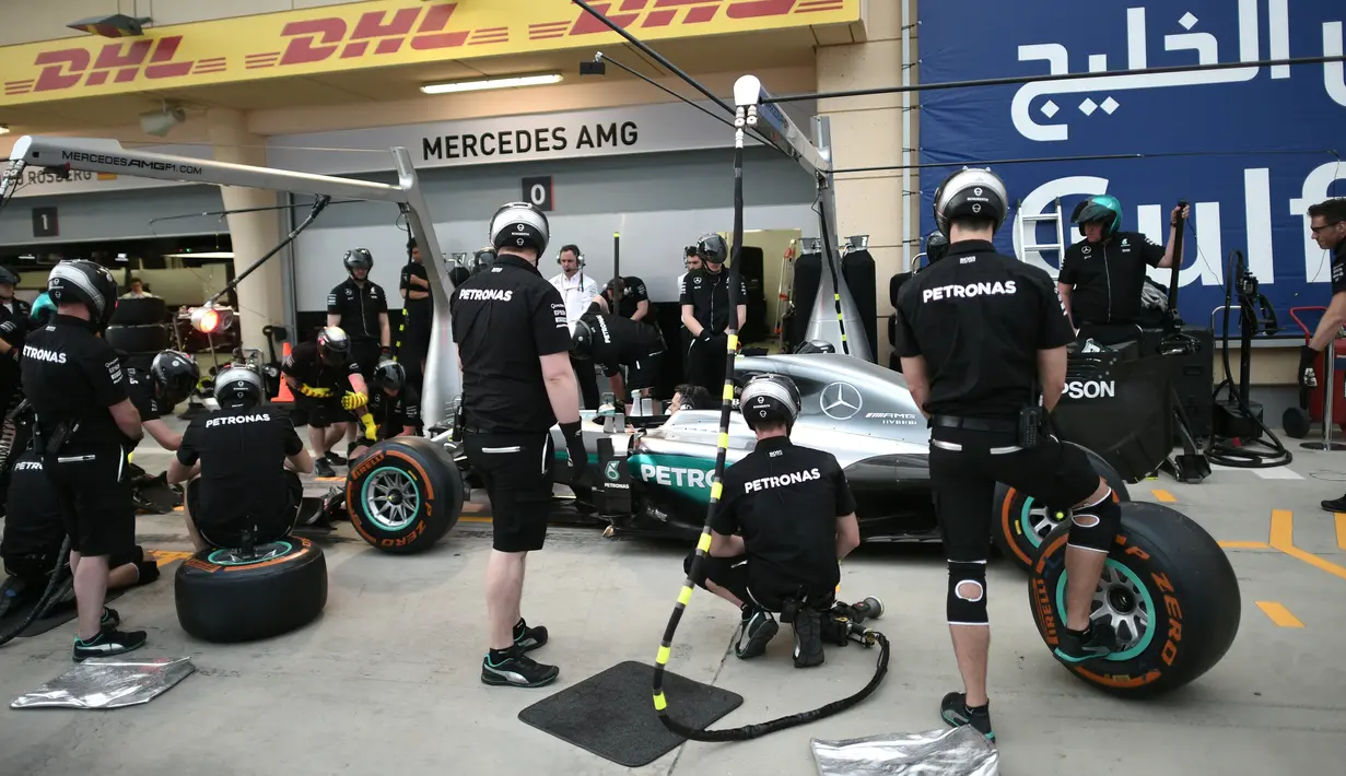 Tim Mercedes AMG Petronas terlihat serius mempersiapkan mobil Formula 1 di Sirkuit Sakhir, Bahrain (31/3). jelang Grand Prix F1 Bahrain, Sejumlah tim sibuk mempersiapkan mobil terbaiknya masing-masing. (AFP PHOTO/MOHAMMED AL-SHAIKH)