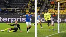 Penjaga gawang Borussia Dortmund Gregor Kobel menerima gol dari pemain Rangers Alfredo Morelos pada pertandingan sepak bola Liga Europa di Dortmund, Jerman, 17 Februari 2022. Borussia Dortmund kalah 2-4. (AP Photo/Martin Meissner)