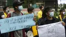 Mahasiswa yang tergabung dalam Aliansi BEM SI melakukan aksi unjuk rasa di kawasan Kuningan Persada sekitar Gedung Merah Putih KPK, Jakarta, Rabu (16/6/2021). Mereka menolak pelemahan KPK melalui TWK yang berujung penonaktifan 75 pegawai termasuk beberapa penyidik. (Liputan6.com/Helmi Fithriansyah)