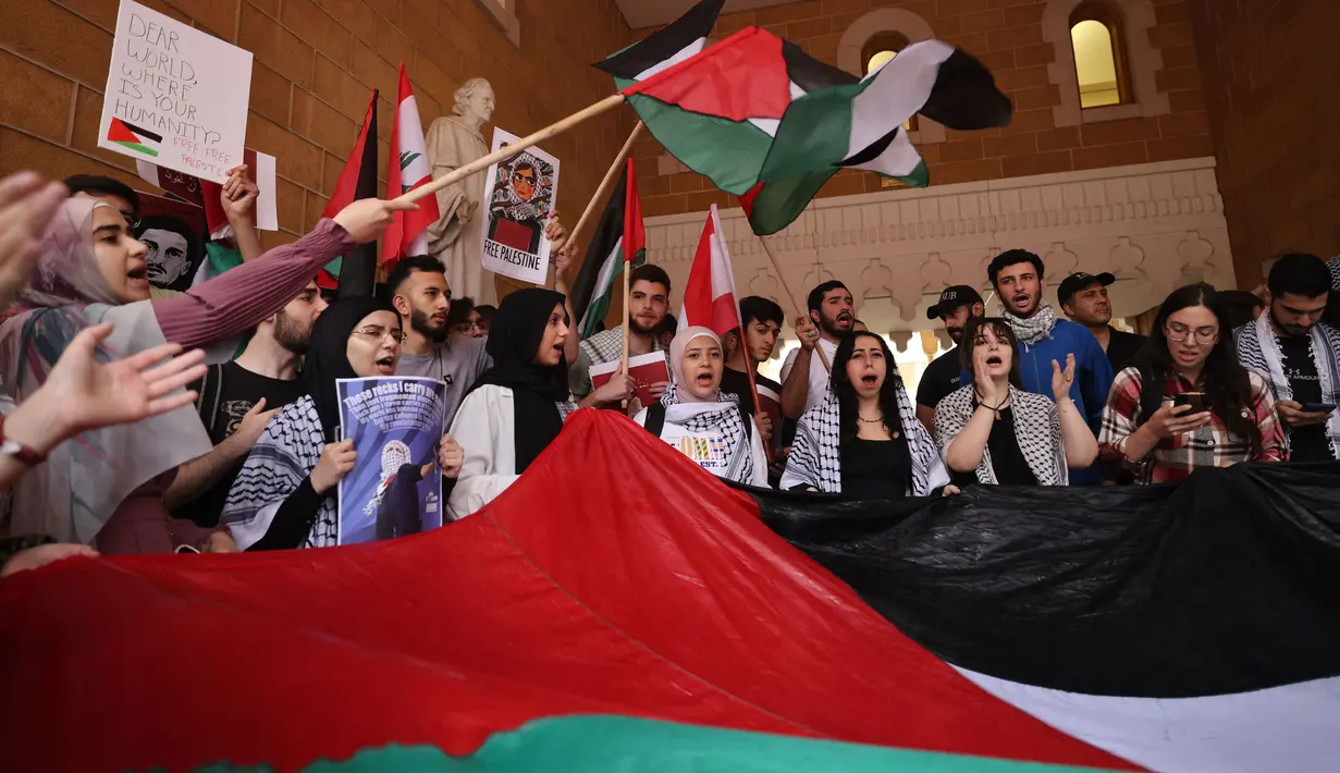 Dalam aksinya, mahasiswa pro-Palestina membawa poster bertuliskan “Dear World, Where is Your Humanity?. (ANWAR AMRO/AFP)