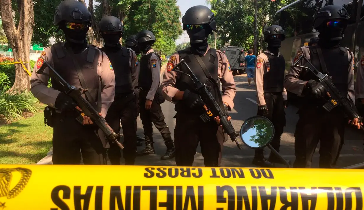 Aparat kepolisian melakukan penjagaan dekat lokasi ledakan bom yang terjadi di Gereja Santa Maria, Surabaya, Jawa Timur, Minggu (13/5). Dua orang tewas dan 13 orang menderita luka akibat ledakan di Gereja Santa Maria. (AP/Trisnadi)
