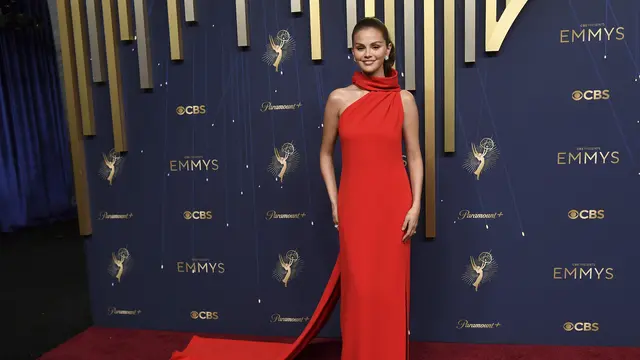 Selena Gomez pakai dress merah dari Louis Vuitton saat Emmy Awards 2025 Bersama Benny Blanco. [Richard Shotwell/Invision:AP]