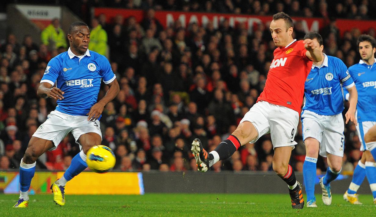 Dimitar Berbatov. Striker yang selama 4 musim membela Manchester United (2008/2009 - 2011/2012) ini mengoleksi 4 kali hattrick di Liga Inggris bagi MU dari total 48 gol. Hattrick terakhir dibuat pada pekan ke-18 musim 2011/2012, 26 Desember 2011 ke gawang Wigan Athletic. (AFP/Andrew Yates)