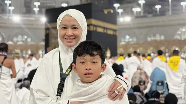 Momen kebersamaan Okie Agustina dan si bungsu di Tanah Suci. (credit: instagram.com/okieagustina_)