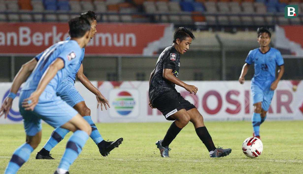 Striker Madura United, Bayu Gatra (tengah) dijaga sejumlah pemain Persela Lamongan dalam laga matchday ke-3 Grup C Piala Menpora 2021 di Stadion Si Jalak Harupat, Bandung, Kamis (1/4/2021). (Bola.com/Ikhwan Yanuar)