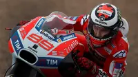 Jorge Lorenzo mengaku menikmati hari terbaik di Ducati meskipun bakal start dari posisi kedelapan pada MotoGP Jerez 2017, Minggu (7/5/2017). (EPA/Roman Rios)
