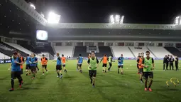 Para pemain AC Milan melakukan pemanasan saat berlatih ringan di Doha, Qatar, Kamis (22/12/2016). Latihan ini merupakan persiapan jelang laga penuh gengsi, Supercoppa Italiana melawan Juventus. (AFP/Karim Jaafar)