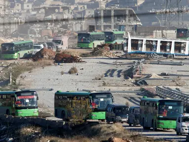 Bus dan ambulans digunakan untuk mengevakuasi ribuan warga sipil di Aleppo, Suriah, Kamis (15/12). Konflik antara pemberontak dan pasukan pemerintah yang setia kepada Presiden Suriah Basyar al Assad membuat warga harus dievakuasi. (REUTERS/Omar Sanadiki)