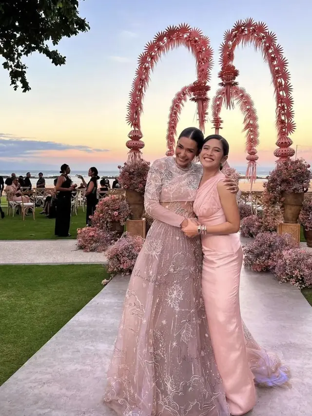 6 Momen Dian Sastrowardoyo Jadi Sahabat Setia Adinia Wirasti, Geng AADC Hingga Bridesmaid