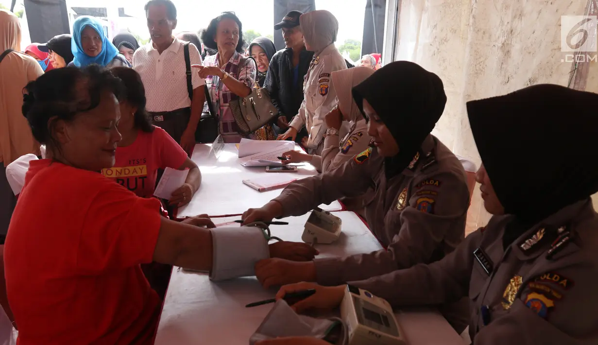 Warga mendapatkan pengobatan gratis pada kegiatan bakti sosial di Lapangan Merdeka, Balikpapan, Kalimantan Timur, Selasa (23/7/2019). Pertamina bekerja sama dengan Bhayangkari mengadakan bakti sosial di wilayah Balikpapan dalam rangka Hari Kesatuan Gerak Bayangkari ke-67. (Liputan6 com/Angga Yuniar)