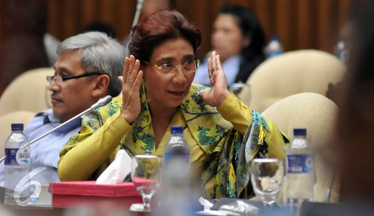 Menteri Kelautan dan Perikanan Susi Pudjiastuti saat Raker dengan Komisi IV DPR, Jakarta, Rabu (13/4/2016). Raker tersebut membahas Reklamasi Teluk Jakarta dan Reklamasi Tanjung Benoa Bali. (Liputan6.com/Johan Tallo)